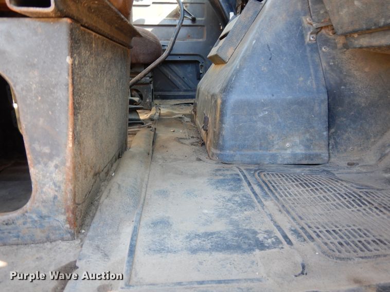 image for item DI8668 1993 International 4900  fuel / lube truck