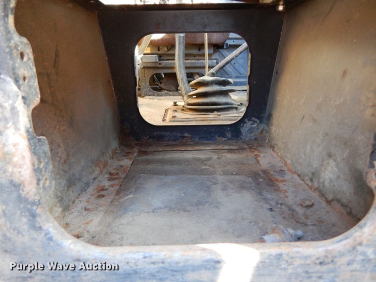 image for item DI8668 1993 International 4900  fuel / lube truck