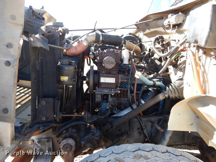 image for item DI8668 1993 International 4900  fuel / lube truck