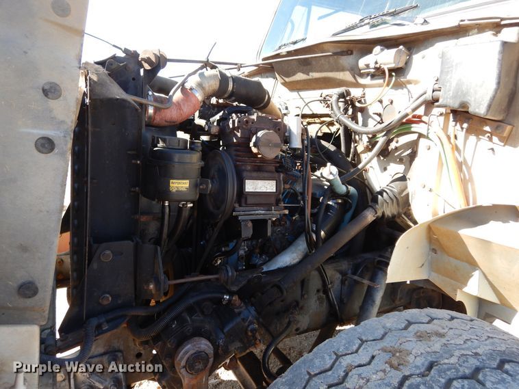 image for item DI8668 1993 International 4900  fuel / lube truck