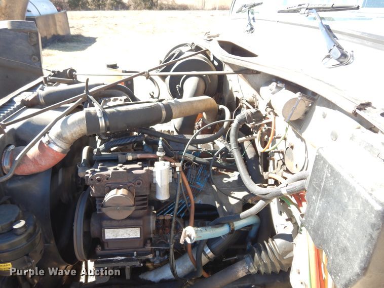 image for item DI8668 1993 International 4900  fuel / lube truck