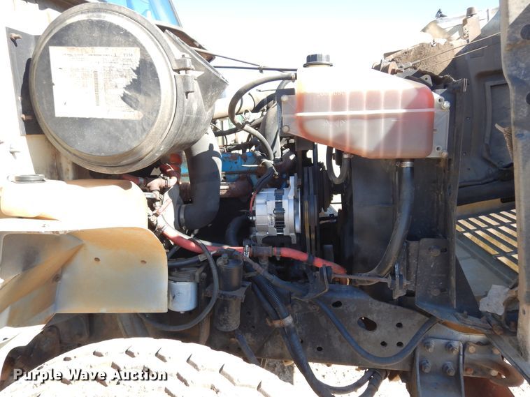 image for item DI8668 1993 International 4900  fuel / lube truck