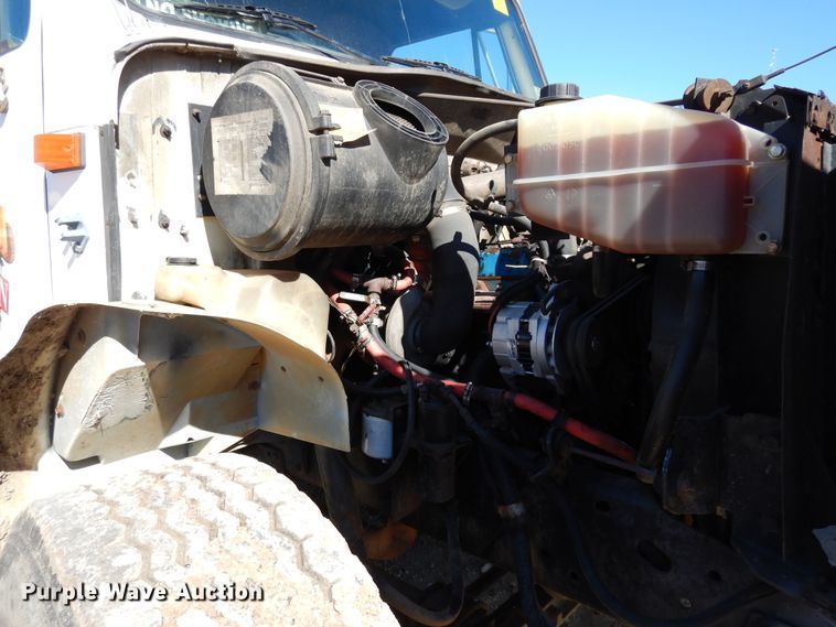 image for item DI8668 1993 International 4900  fuel / lube truck