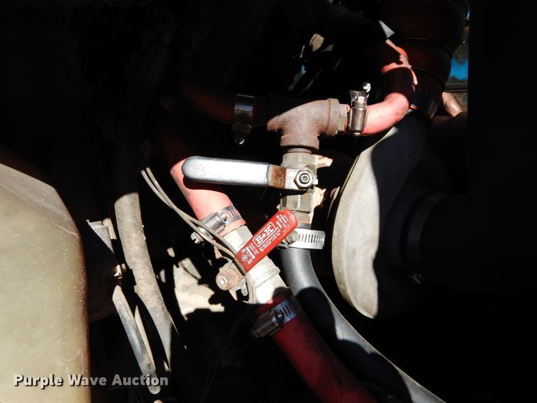 image for item DI8668 1993 International 4900  fuel / lube truck