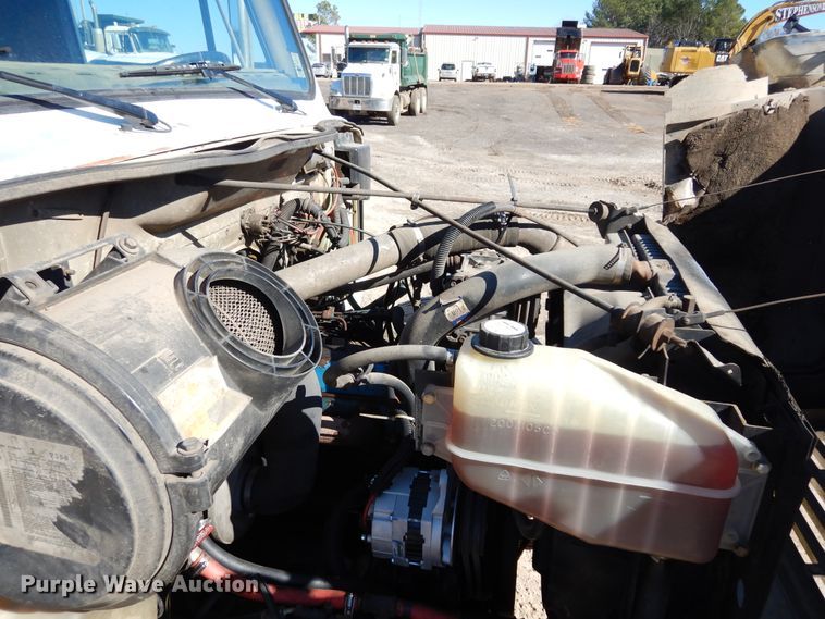 image for item DI8668 1993 International 4900  fuel / lube truck