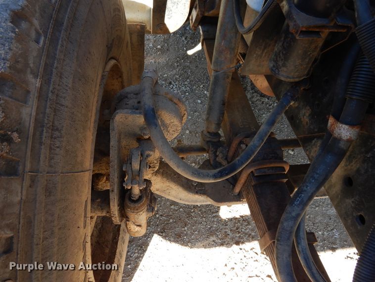 image for item DI8668 1993 International 4900  fuel / lube truck