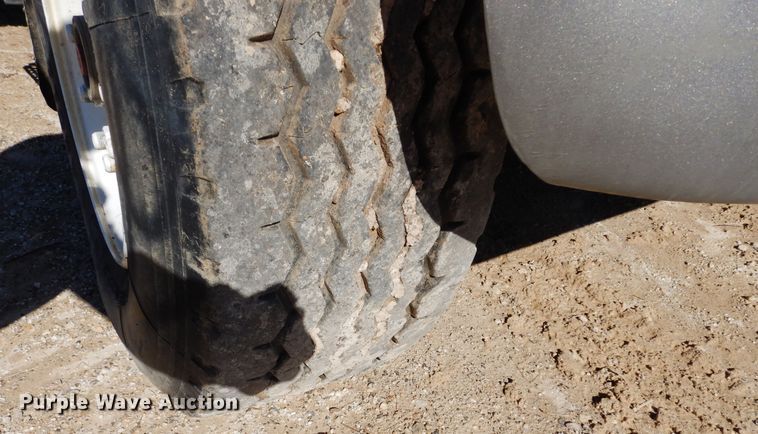 image for item DI8668 1993 International 4900  fuel / lube truck