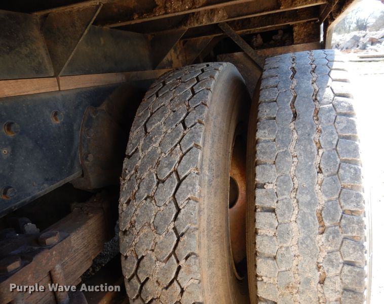 image for item DI8668 1993 International 4900  fuel / lube truck