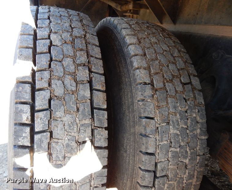 image for item DI8668 1993 International 4900  fuel / lube truck