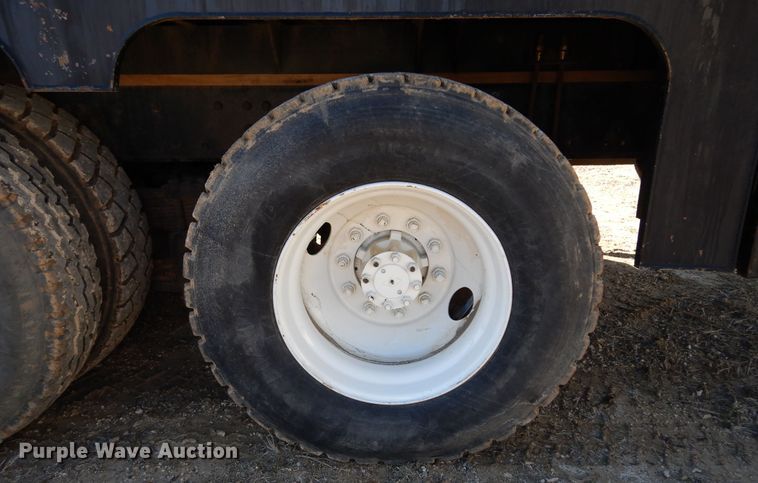 image for item DI8668 1993 International 4900  fuel / lube truck