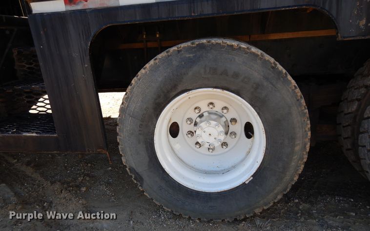 image for item DI8668 1993 International 4900  fuel / lube truck