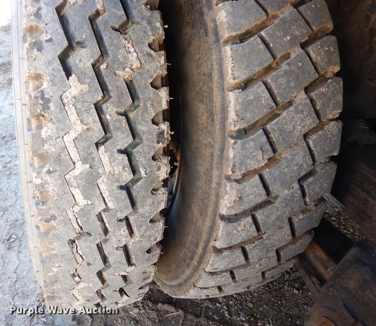 image for item DI8668 1993 International 4900  fuel / lube truck