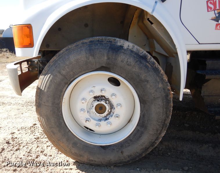 image for item DI8668 1993 International 4900  fuel / lube truck