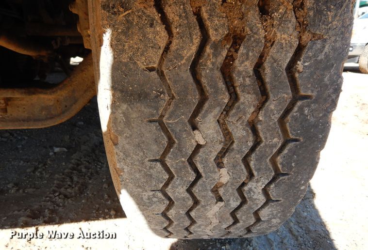 image for item DI8668 1993 International 4900  fuel / lube truck