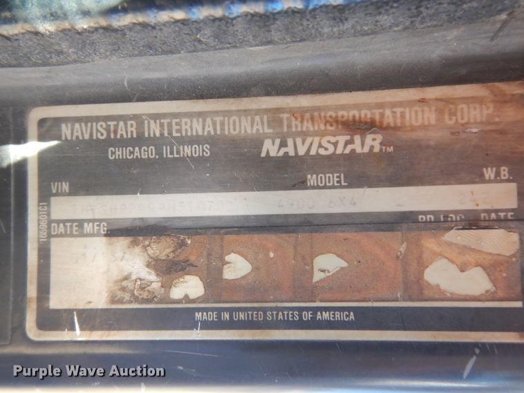 image for item DI8668 1993 International 4900  fuel / lube truck