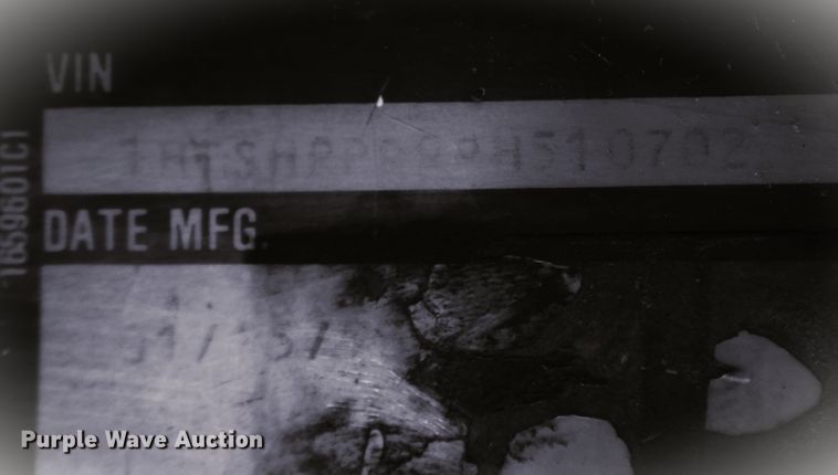 image for item DI8668 1993 International 4900  fuel / lube truck