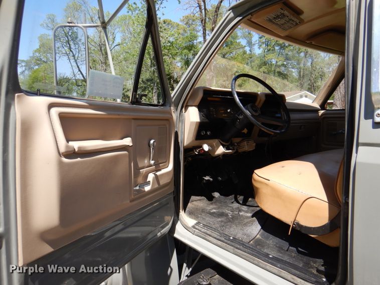 image for item DP3922 1985 Ford F700  dump flatbed truck