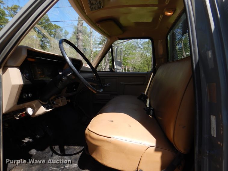 image for item DP3922 1985 Ford F700  dump flatbed truck