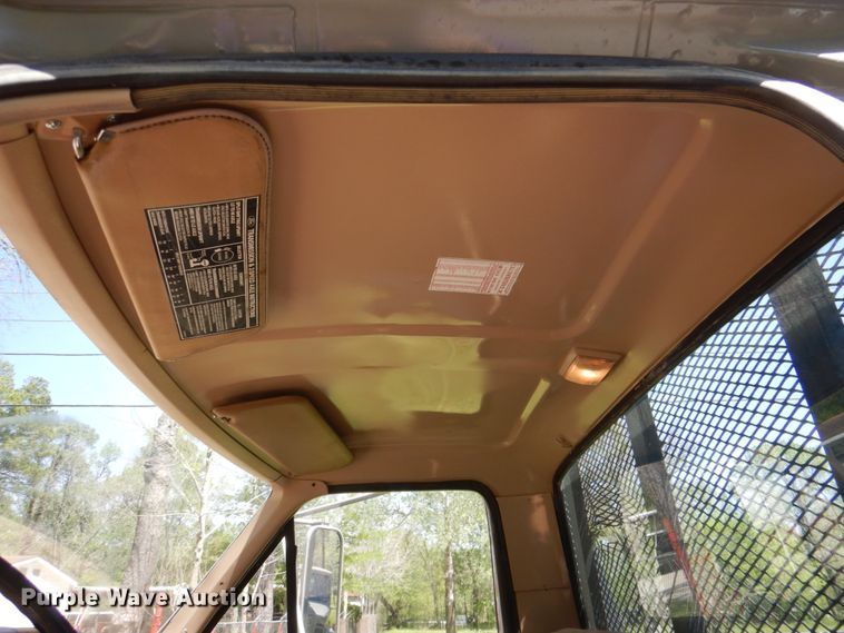 image for item DP3922 1985 Ford F700  dump flatbed truck