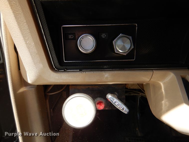 image for item DP3922 1985 Ford F700  dump flatbed truck