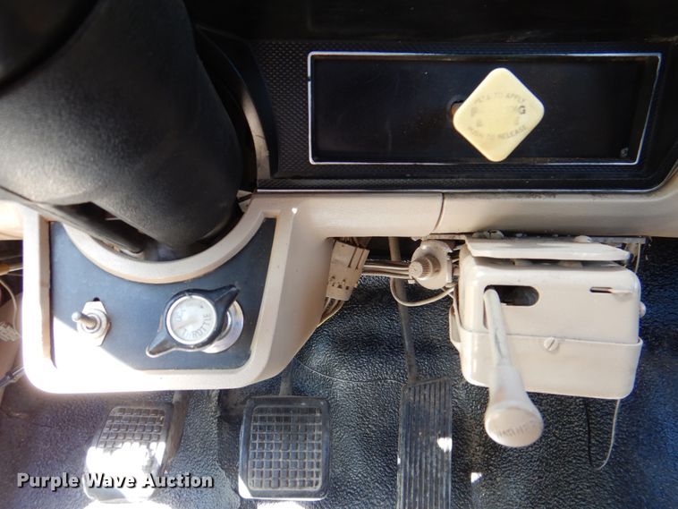 image for item DP3922 1985 Ford F700  dump flatbed truck