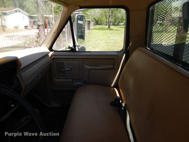 image for item DP3922 1985 Ford F700  dump flatbed truck