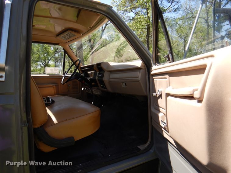 image for item DP3922 1985 Ford F700  dump flatbed truck