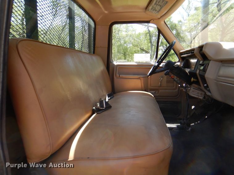 image for item DP3922 1985 Ford F700  dump flatbed truck