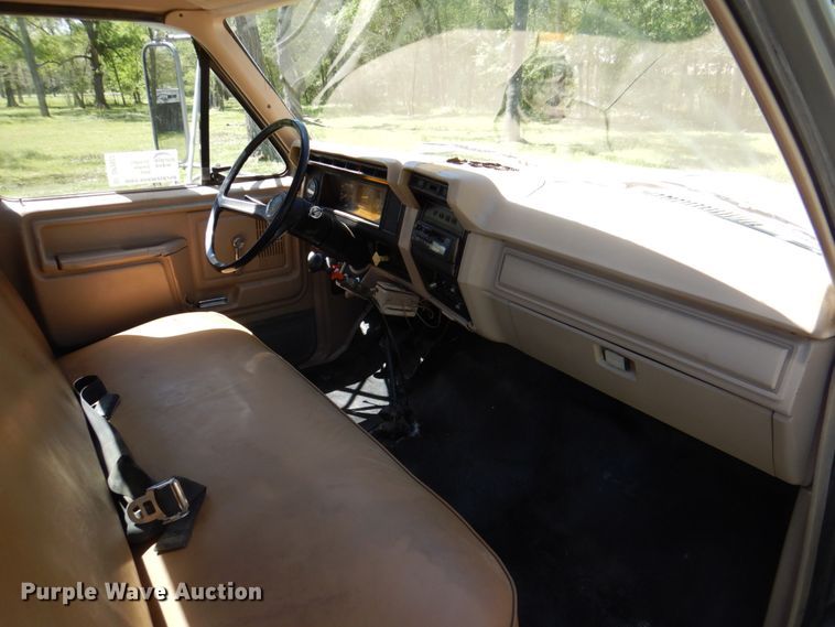 image for item DP3922 1985 Ford F700  dump flatbed truck