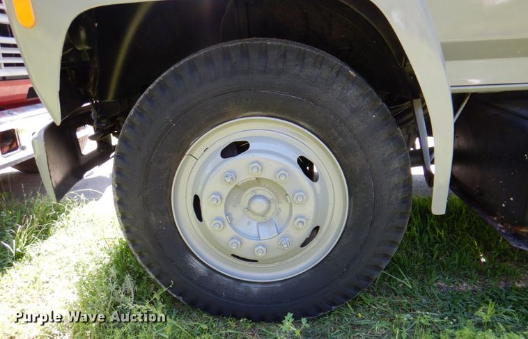 image for item DP3922 1985 Ford F700  dump flatbed truck