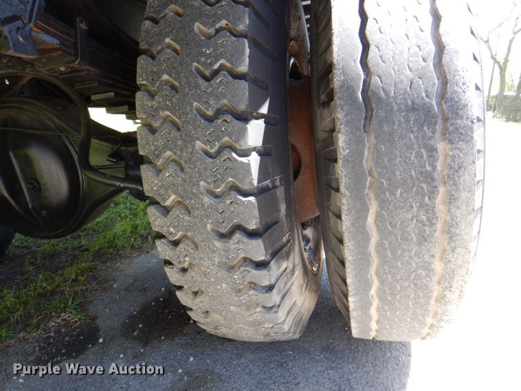 image for item DP3922 1985 Ford F700  dump flatbed truck