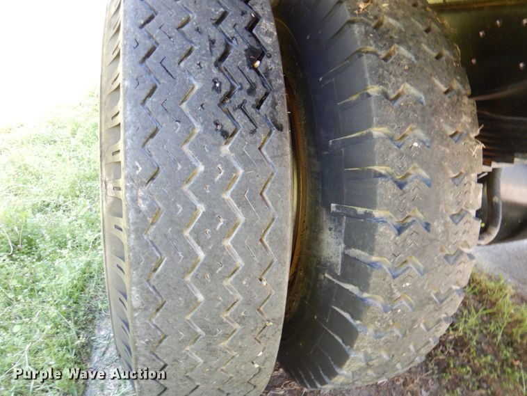 image for item DP3922 1985 Ford F700  dump flatbed truck