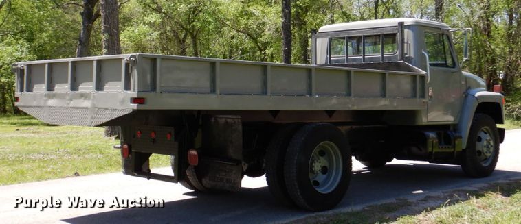 image for item DP3923 1983 International 1654  dump flatbed truck