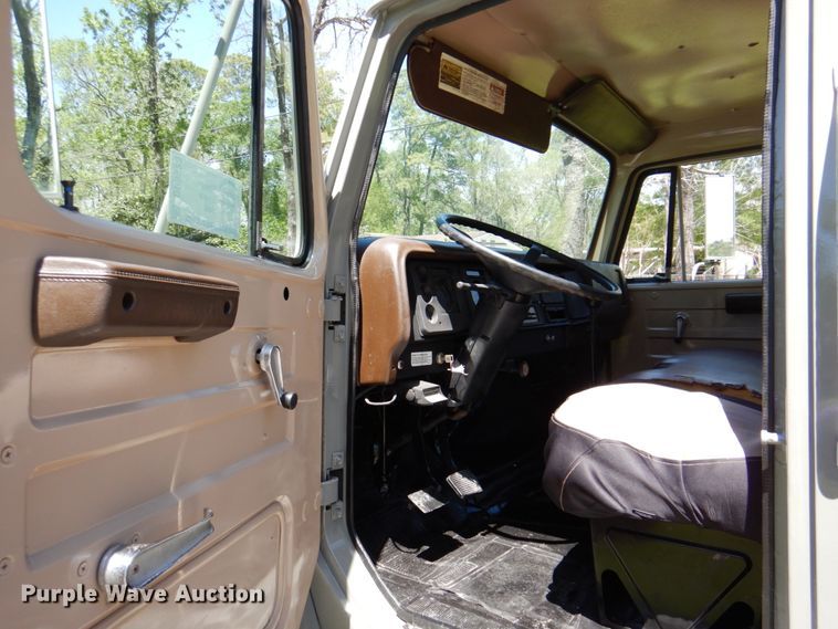 image for item DP3923 1983 International 1654  dump flatbed truck