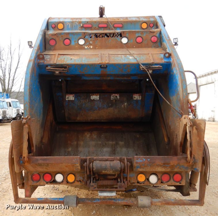 image for item IM9948 2013 International 7500  refuse truck