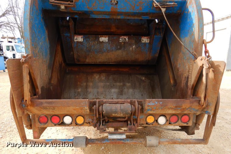 image for item IM9948 2013 International 7500  refuse truck