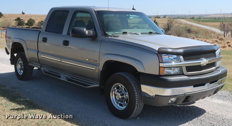 image for item IY9211 2003 Chevrolet Silverado 2500HD  Crew Cab pickup truck