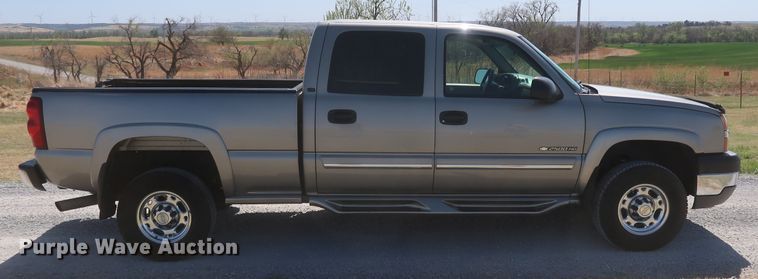image for item IY9211 2003 Chevrolet Silverado 2500HD  Crew Cab pickup truck