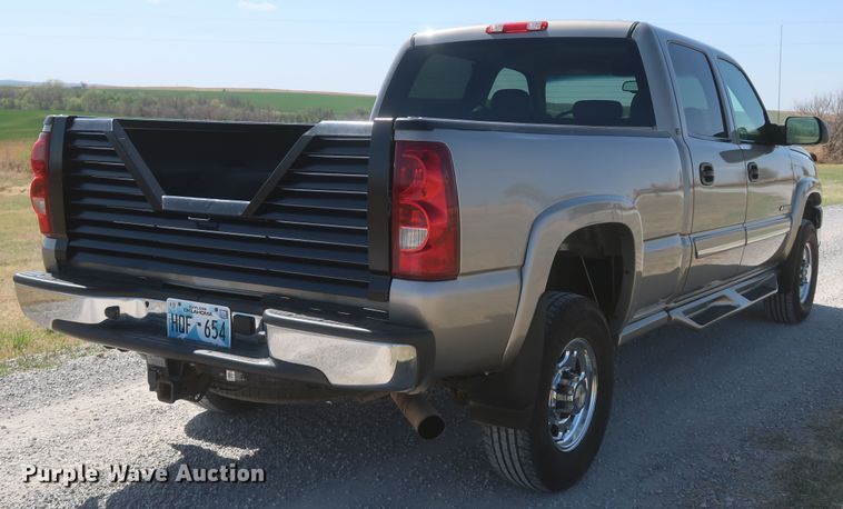 image for item IY9211 2003 Chevrolet Silverado 2500HD  Crew Cab pickup truck