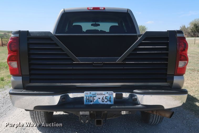 image for item IY9211 2003 Chevrolet Silverado 2500HD  Crew Cab pickup truck