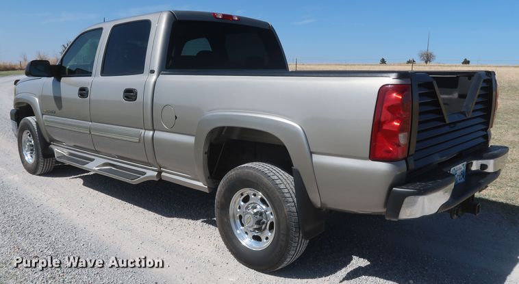 image for item IY9211 2003 Chevrolet Silverado 2500HD  Crew Cab pickup truck