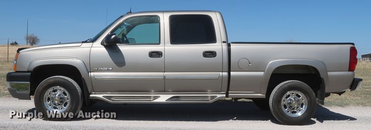 image for item IY9211 2003 Chevrolet Silverado 2500HD  Crew Cab pickup truck