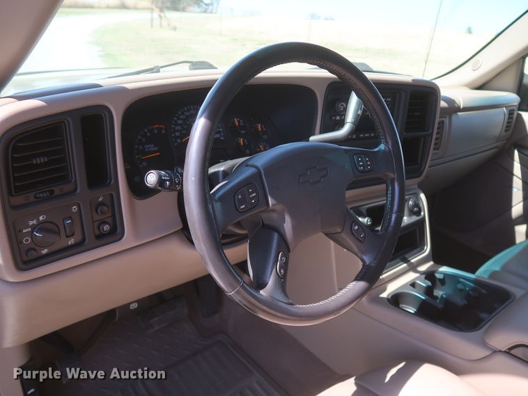 image for item IY9211 2003 Chevrolet Silverado 2500HD  Crew Cab pickup truck