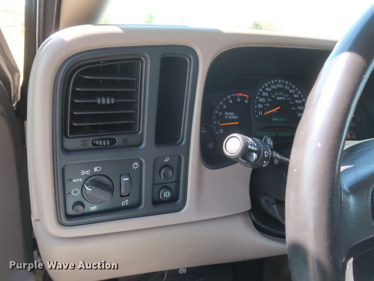 image for item IY9211 2003 Chevrolet Silverado 2500HD  Crew Cab pickup truck