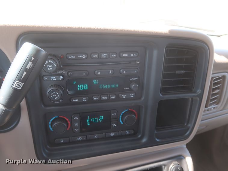 image for item IY9211 2003 Chevrolet Silverado 2500HD  Crew Cab pickup truck