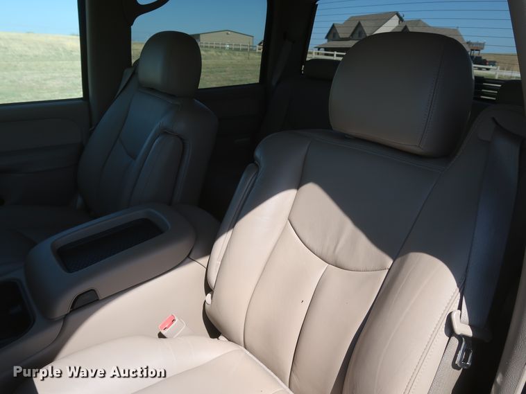 image for item IY9211 2003 Chevrolet Silverado 2500HD  Crew Cab pickup truck