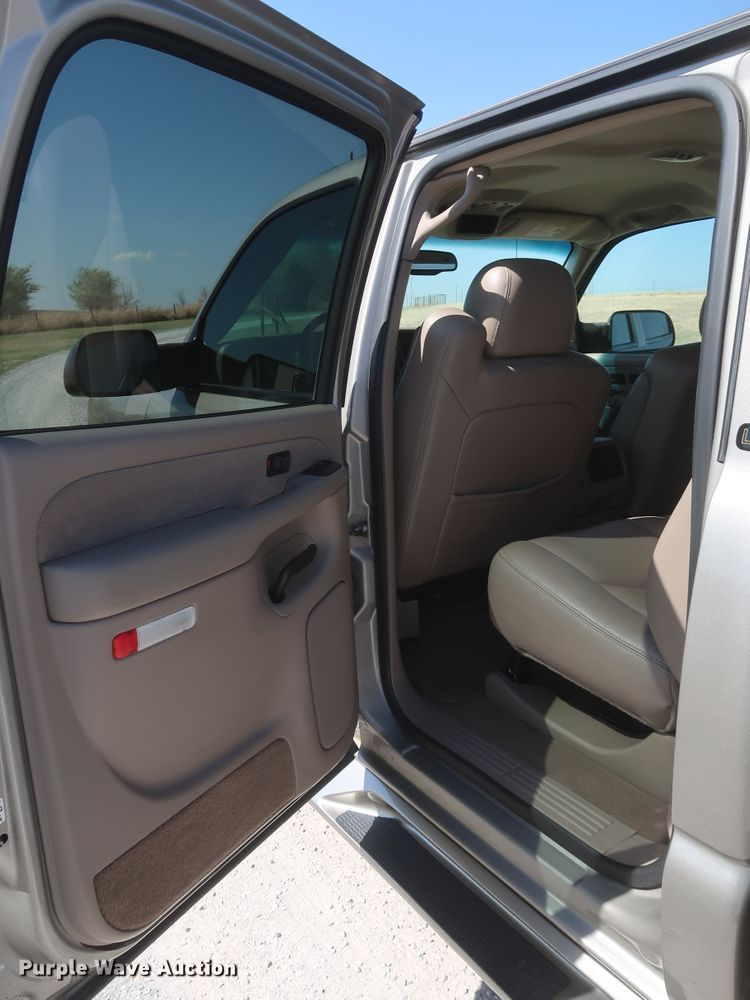 image for item IY9211 2003 Chevrolet Silverado 2500HD  Crew Cab pickup truck