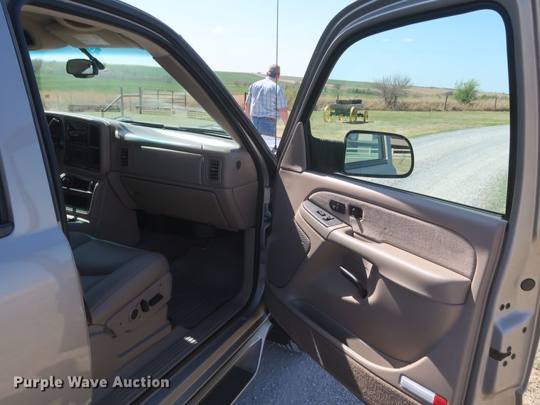 image for item IY9211 2003 Chevrolet Silverado 2500HD  Crew Cab pickup truck