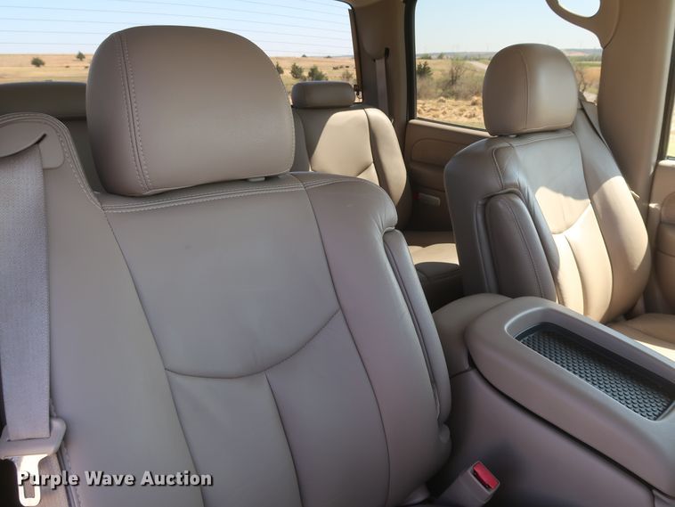 image for item IY9211 2003 Chevrolet Silverado 2500HD  Crew Cab pickup truck