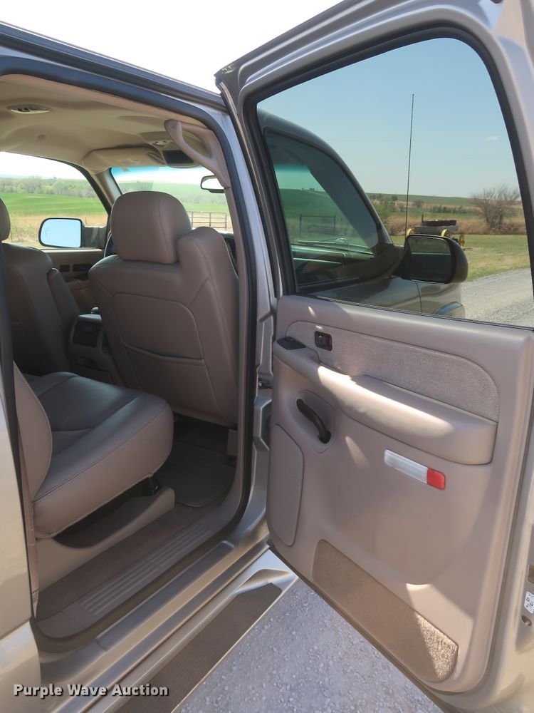 image for item IY9211 2003 Chevrolet Silverado 2500HD  Crew Cab pickup truck